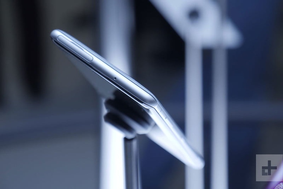 Sony trình làng Xperia XZ3 - Cấu hình mạnh, màn hình cong công nghệ OLED - 6 Khe cắm SIM và thẻ nhớ ở cạnh trên sản phẩm