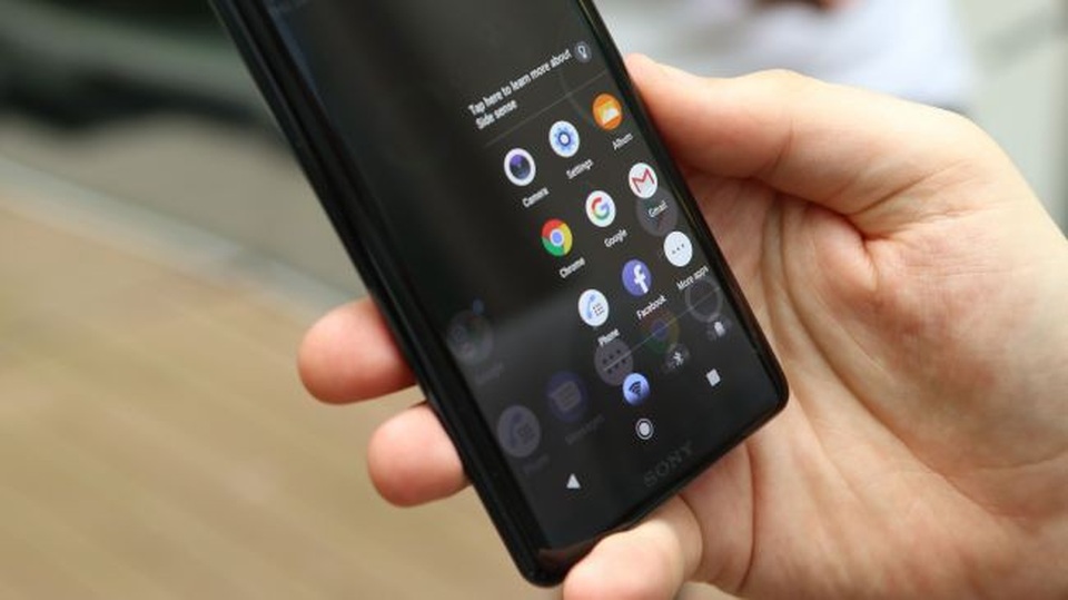 Sony trình làng Xperia XZ3 - Cấu hình mạnh, màn hình cong công nghệ OLED - 8 Tính năng Side Sense giúp hiển thị danh sách các ứng dụng thường xuyên sử dụng ở góc màn hình