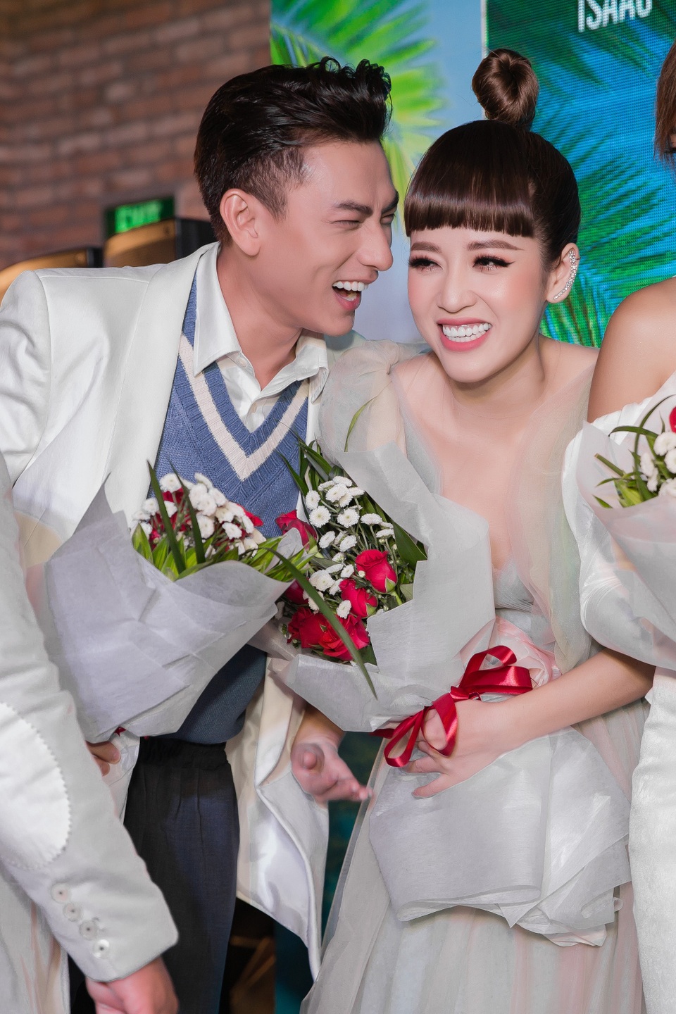 Cô em chồng bị “chửi rủa” nhiều nhất màn ảnh Việt lần đầu khoe mẹ - 5 Tái ngộ cùng dàn diễn viên thân thiết gồm Isaac, Phan Ngân, Hoàng Phi... Puka lại có khoảng thời gian cười sảng khoái khi cả nhóm nhắc về những kỷ niệm đẹp khi cùng nhau bấm máy phim “Mùa viết tình ca” tại Mũi Né cách đây không lâu.