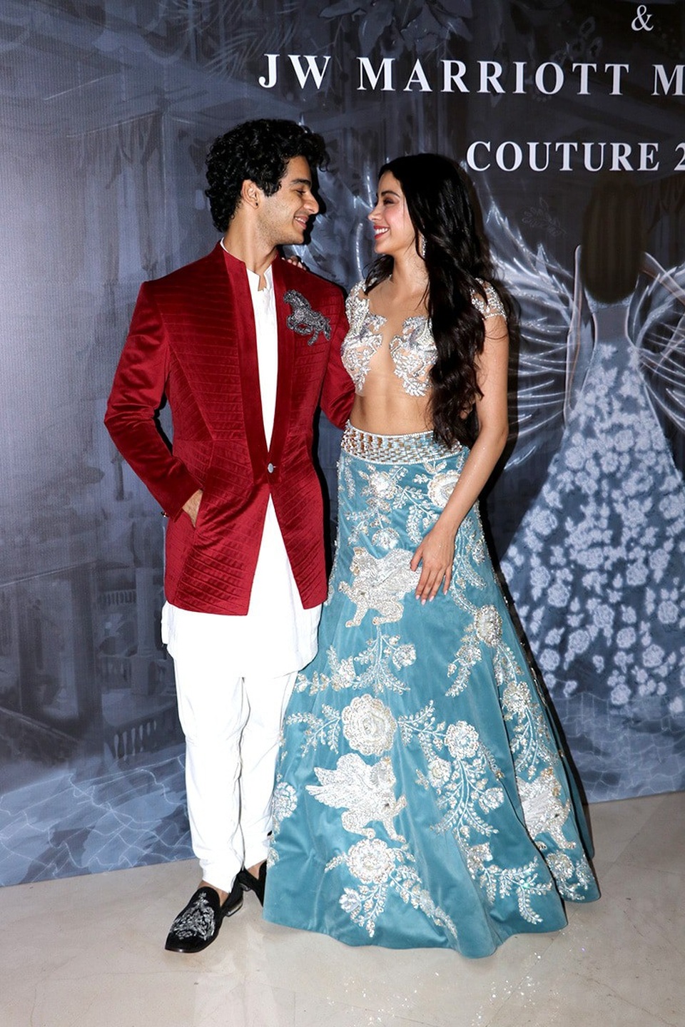 Sao Ấn Độ mặc hở bạo đi xem thời trang - 5
Janhvi Kapoor dự sự kiện cùng bạn diễn trong phim Dhadak Ishaan Khatter