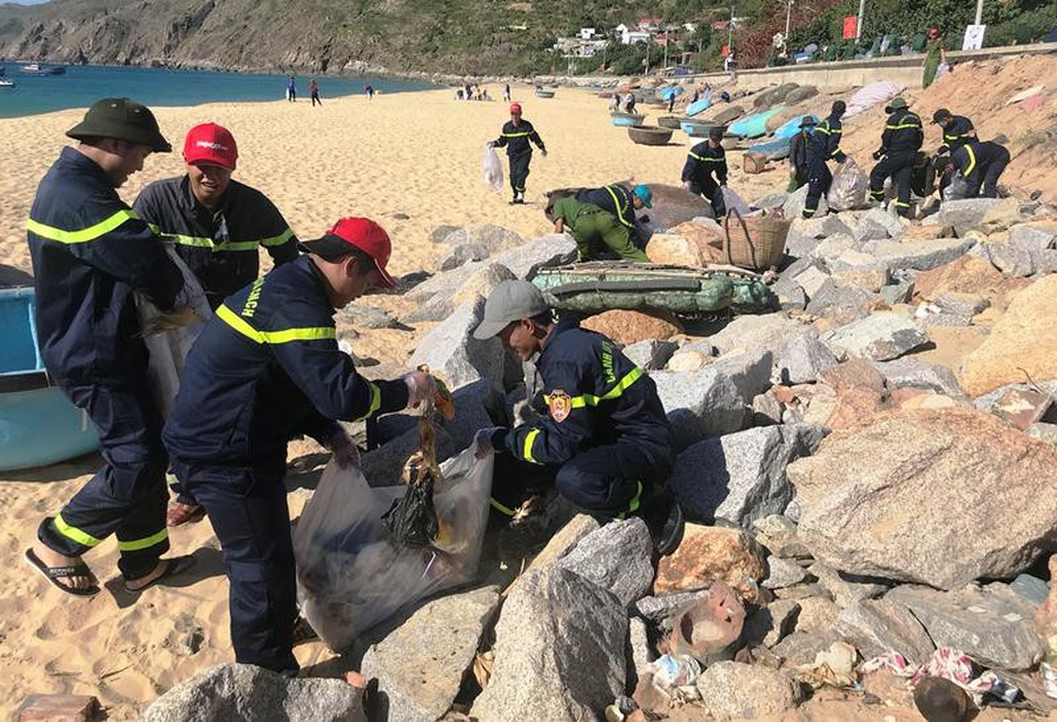 Bình Định: 1.000 Đoàn viên, thanh niên nhặt rác thải tại bãi biển du lịch - 3 Các ĐVTN khối các cơ quan chức năng đi từng kẻ đá nhặt rác thải.