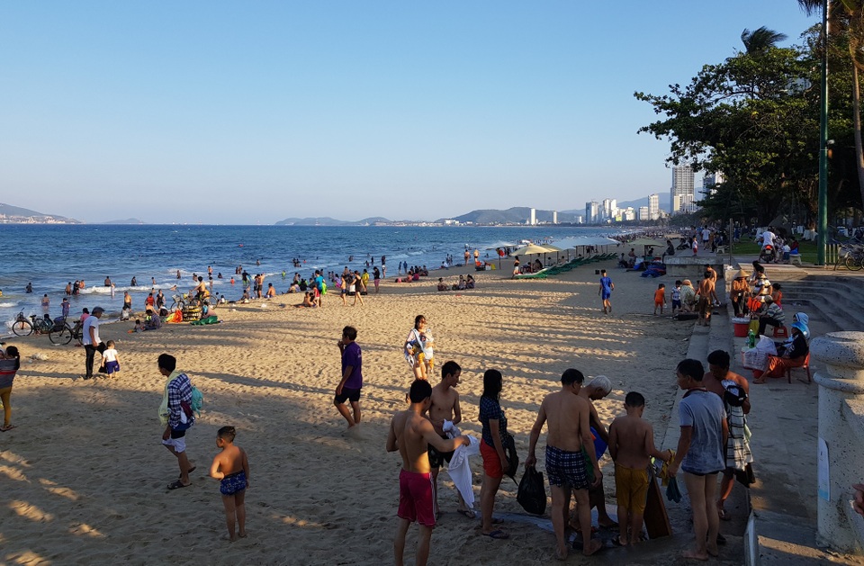 Nha Trang bất ngờ cấm xe trên 29 chỗ chạy trên đường ven biển Trần Phú - 2 Tuyến đường Trần Phú nằm sát bên bãi biển Nha Trang nơi có rất nhiều dịch vụ du lịch hấp dẫn