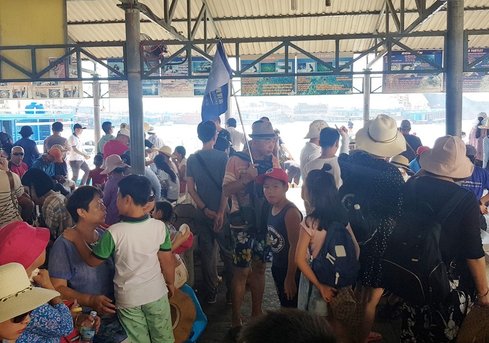 Nha Trang: Nhiều người không đeo thẻ HDV, cầm cờ dẫn khách Trung Quốc - 3 Nha Trang: Nhiều người không đeo thẻ HDV, cầm cờ dẫn khách Trung Quốc - 3