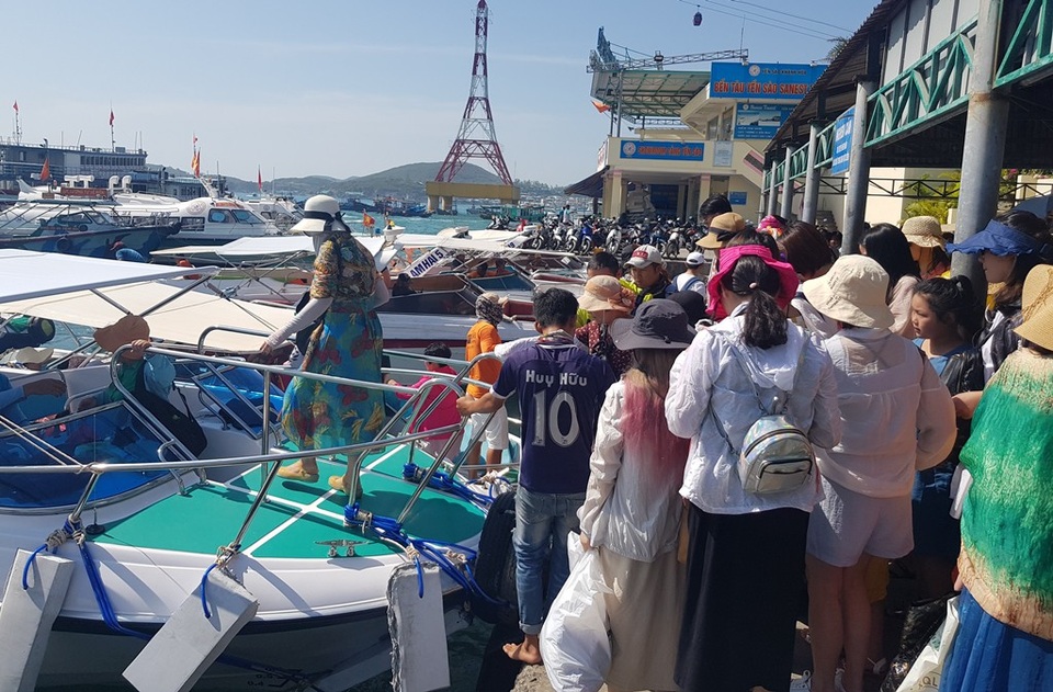 Nha Trang: Nhiều người không đeo thẻ HDV, cầm cờ dẫn khách Trung Quốc - 5 Nha Trang: Nhiều người không đeo thẻ HDV, cầm cờ dẫn khách Trung Quốc - 5