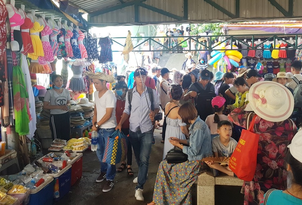 Nha Trang: Nhiều người không đeo thẻ HDV, cầm cờ dẫn khách Trung Quốc - 8 Khá nhiều nam thanh niên không đeo thẻ HDV du lịch và cầm cờ hướng dẫn cho đoàn khách