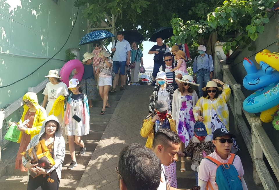 Nha Trang: Nhiều người không đeo thẻ HDV, cầm cờ dẫn khách Trung Quốc - 9 Du khách Trung Quốc đến bến tàu du lịch Cầu Đá, Nha Trang đầu tháng 8