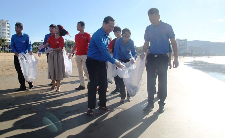 Bình Định: 1.000 Đoàn viên, thanh niên nhặt rác thải tại bãi biển du lịch - 1 Phó Chủ tịch UBND tỉnh Bình Định Nguyễn Phi Long (trái) tham gia nhặt rác làm sạch bãi biển Quy Nhơn.