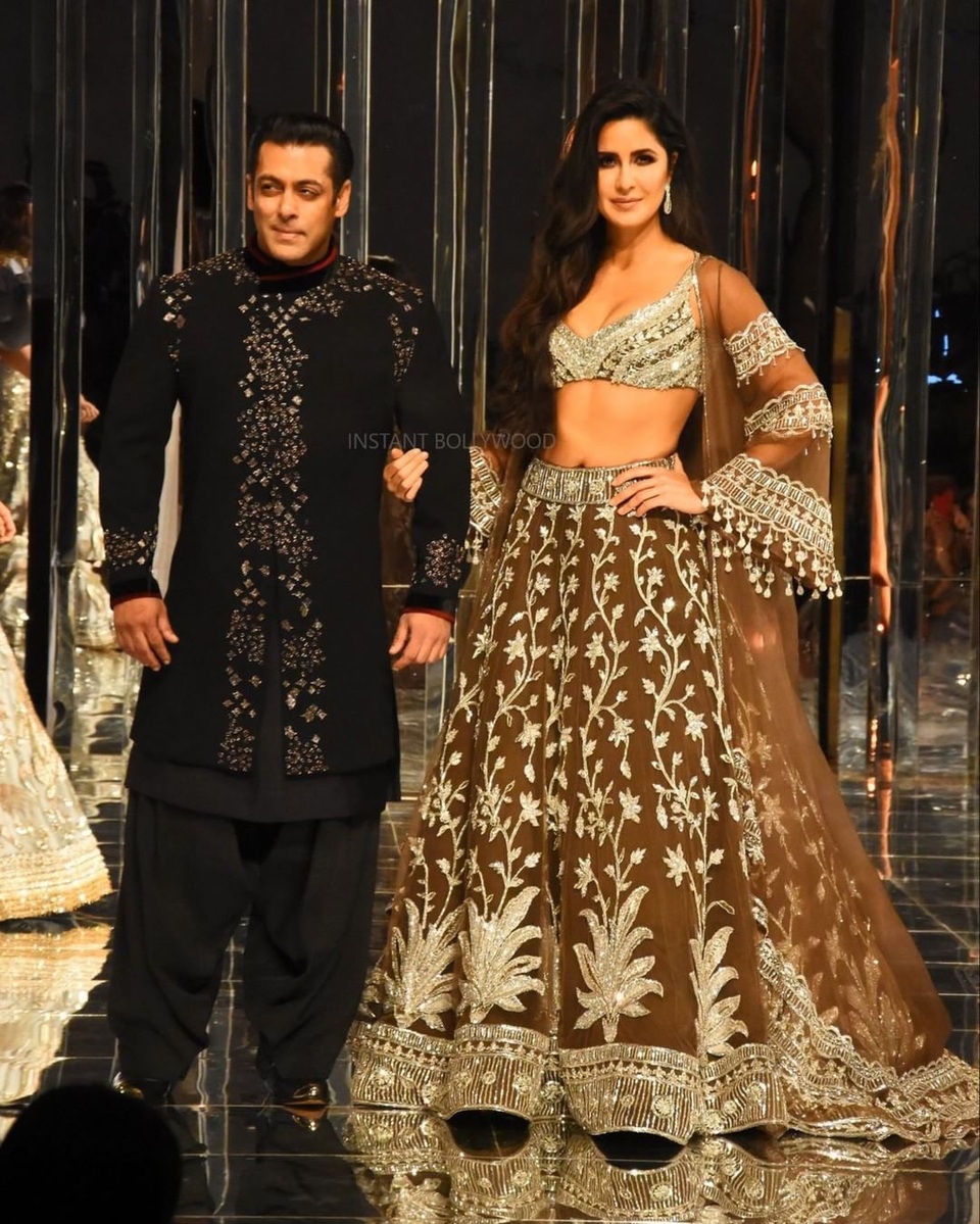 Sao Ấn Độ mặc hở bạo đi xem thời trang - 12
Diễn viên 34 tuổi Katrina Kaif là vơ đét của show diễn