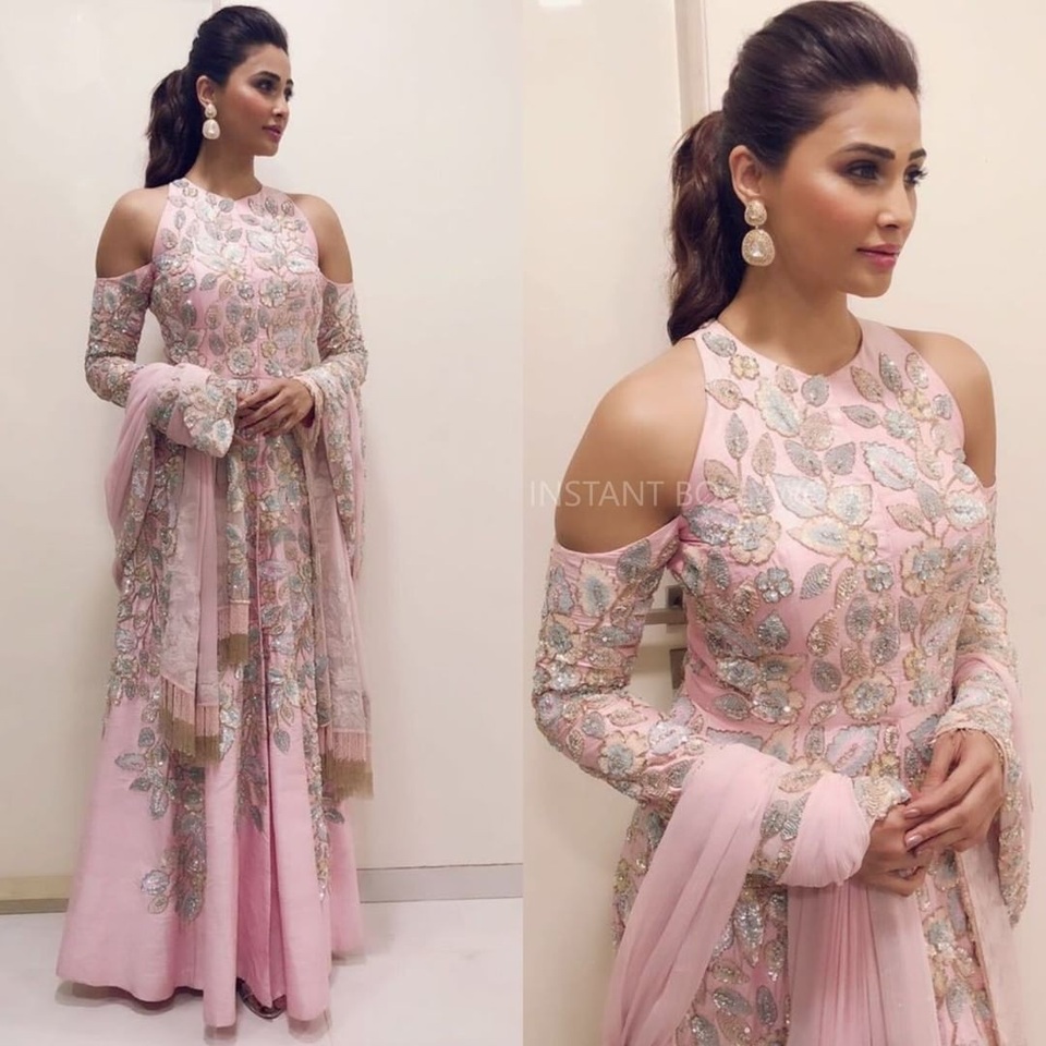 Sao Ấn Độ mặc hở bạo đi xem thời trang - 13
Daisy Shah ngọt ngào với váy hồng