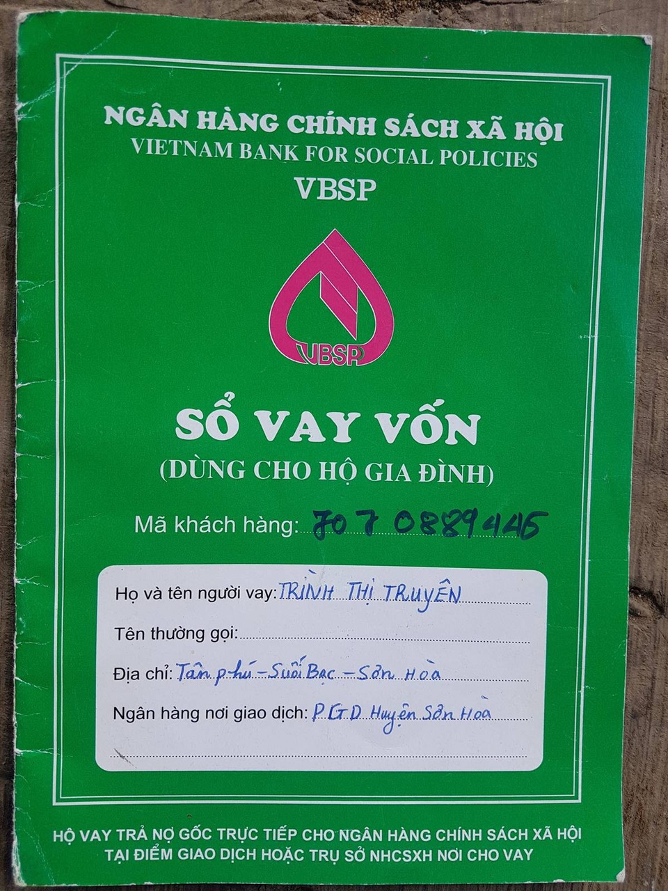 Hết tiền xạ trị ung thư, chàng trai 28 tuổi cầm cự cuộc sống bằng lá cây rừng - 8 Vì khi về quê, hai vợ chồng chỉ còn bàn tay trắng nên anh chị vay 20 triệu đồng để cất tạm ngôi nhà bằng tôn, nay vẫn chưa có khả năng để trả nợ
