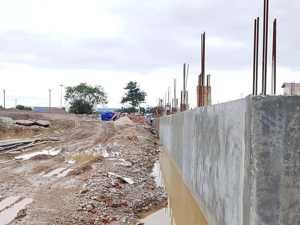 Cận cảnh “đại công trường” doanh nghiệp xây dựng trái phép, “tiện tay” lấn cả sông Vân! - 12 Ngổn ngang đại công trường xây dựng trái phép.