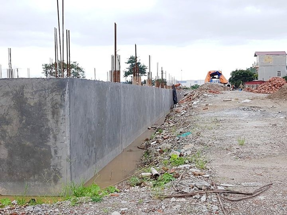 Cận cảnh “đại công trường” doanh nghiệp xây dựng trái phép, “tiện tay” lấn cả sông Vân! - 6 Nhiều hạng mục móng trong đại công trường đã xây dựng xong nhưng chưa được bồi nền.