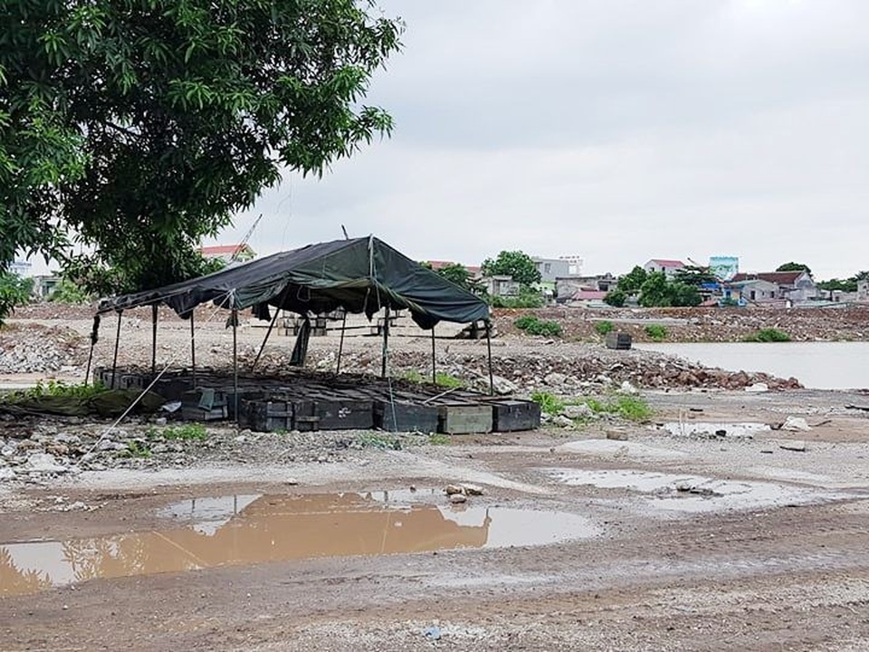 Cận cảnh “đại công trường” doanh nghiệp xây dựng trái phép, “tiện tay” lấn cả sông Vân! - 9 Điểm tập kết bom mìn vật liệu nổ đang được đơn vị quân sự tiến hành trong diện tích đất của công ty.