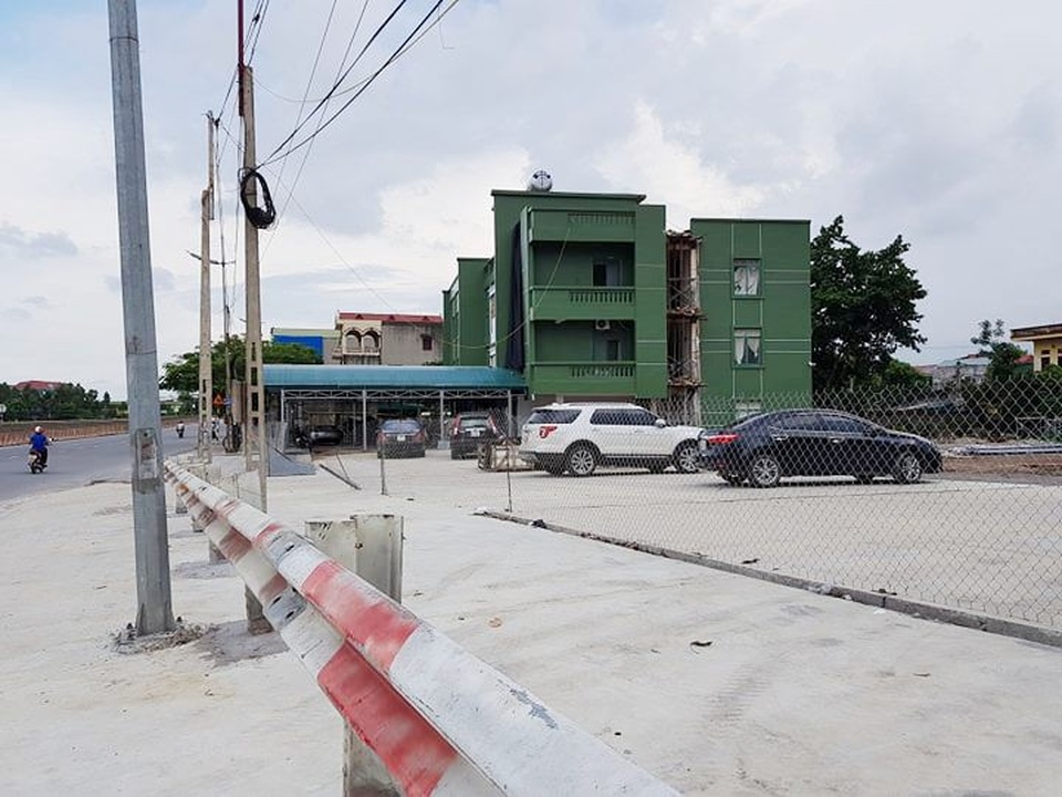 Cận cảnh “đại công trường” doanh nghiệp xây dựng trái phép, “tiện tay” lấn cả sông Vân! - 2 Trước hàng loạt sai phạm, Công ty CP Bê tông thép đã bị UBND thành phố Ninh Bình phạt 40 triệu đồng.