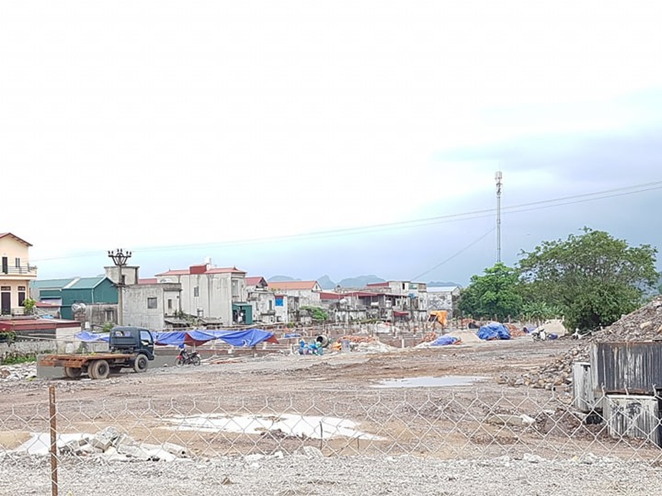 Cận cảnh “đại công trường” doanh nghiệp xây dựng trái phép, “tiện tay” lấn cả sông Vân! - 10 Cận cảnh “đại công trường” doanh nghiệp xây dựng trái phép, “tiện tay” lấn cả sông Vân! - 10