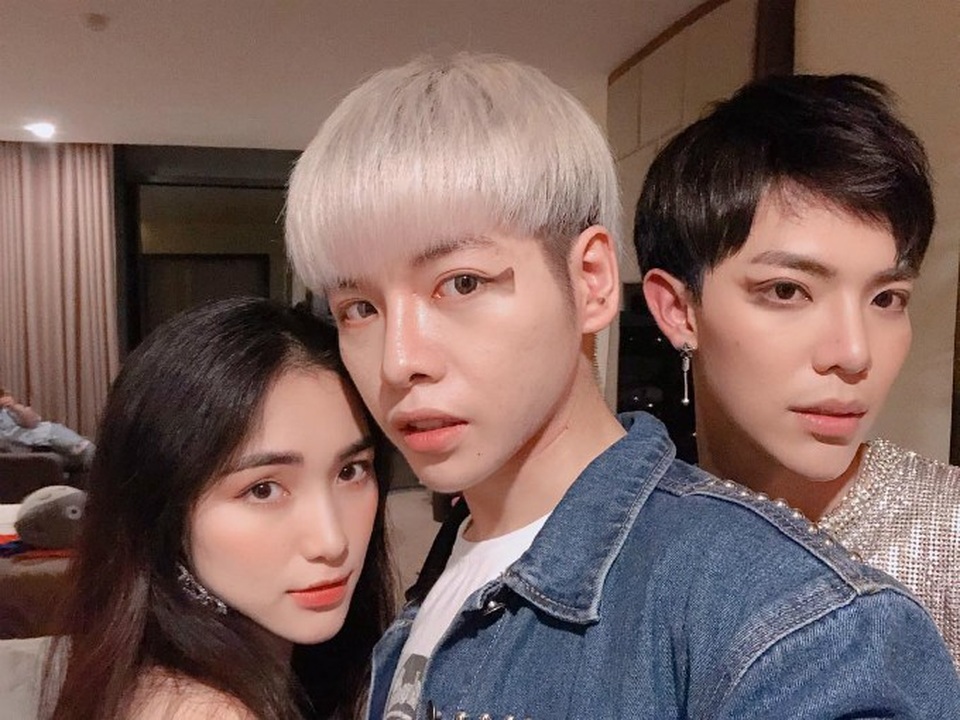 Cát Phượng phản ứng khi chuyện tình "lệch tuổi" vẫn nhận “gạch đá” - 2 Bộ ba hoa dâm bụt Phúc và Erik và Hòa Minzy chụp ảnh seflie cùng nhau. Đức Phúc chia sẻ khá hài hước: Muốn trở thành tiên cá, hãy biến mình có đôi mắt đuôi cá như thế này.
