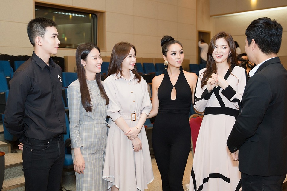 MC Phan Anh thân thiết cùng Hoa hậu Thế giới Hàn Quốc Kim Ha-eun - 8 Đồng hành cùng Phan Anh và Hải Dương trong chuyến công tác còn có người mẫu-diễn viên Võ Cảnh, Á hậu Áo dài 2016 Minh Phương - Phó ban tổ chức Miss Supranational Vietnam 2018.