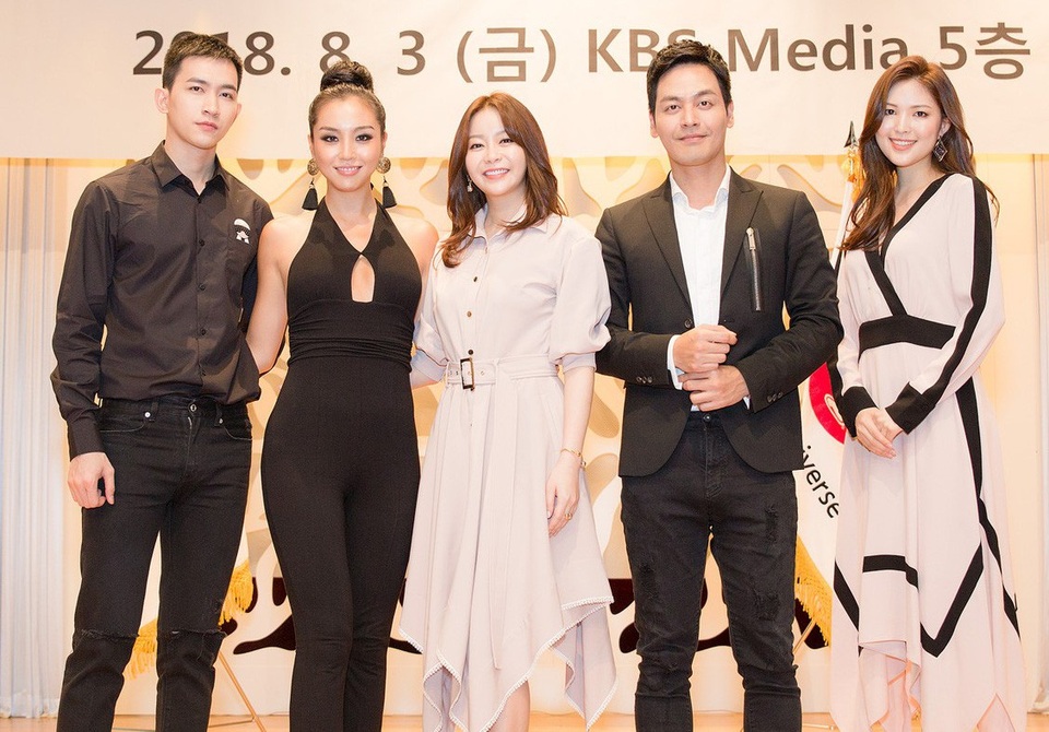 MC Phan Anh thân thiết cùng Hoa hậu Thế giới Hàn Quốc Kim Ha-eun - 1 Trong buổi gặp gỡ BTC, MC Phan Anh đã cùng gặp gỡ Hoa hậu Hoàn vũ Hàn Quốc Cho Se-whee (áo đen) và Hoa hậu Thế giới Hàn Quốc Kim Ha-eun.