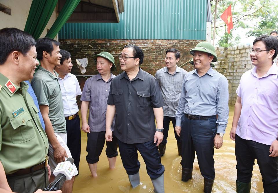 
Sáng 4/8, ông Hoàng Trung Hải cùng lãnh đạo TP Hà Nội kiểm tra vùng ngập lụt ở huyện Chương Mỹ
