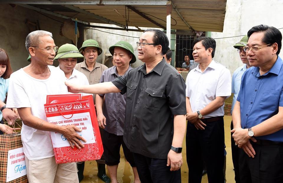 Ông Hoàng Trung Hải động viên bà con vùng ngập lụt ở huyện Chơng Mỹ