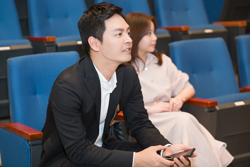 MC Phan Anh thân thiết cùng Hoa hậu Thế giới Hàn Quốc Kim Ha-eun - 6 Hàn Quốc là quốc gia có nền công nghiệp giải trí phát triển mạnh mẽ nên các cuộc thi nhan sắc luôn được họ tổ chức chu đáo và chuyên nghiệp. Ngay lập tức nếu chúng ta muốn làm như vậy cũng rất khó, kể cả khi vấn đề tài chính được đáp ứng. Thế nên, qua sự quan sát, chúng tôi thấy mình học hỏi được nhiều điều hay, có thể ứng dụng tại Việt Nam - MC Phan Anh bộc bạch thêm khi có dịp quan sát công tác tổ chức của nước bạn.