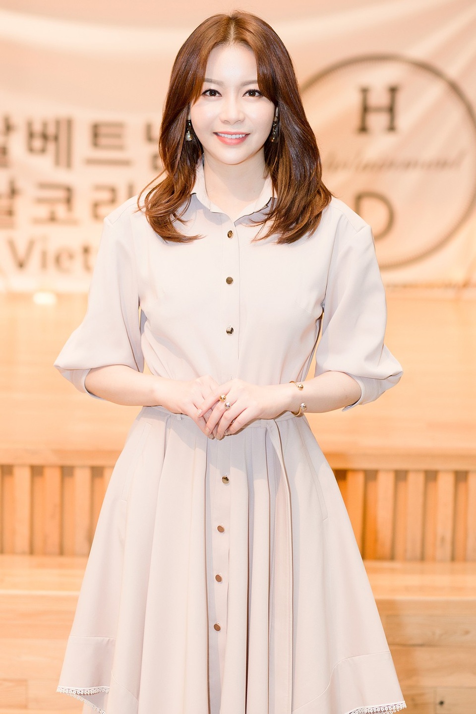 MC Phan Anh thân thiết cùng Hoa hậu Thế giới Hàn Quốc Kim Ha-eun - 3 Hoa hậu Thế giới Hàn Quốc Kim Ha-eun xinh đẹp rạng rỡ xuất hiện tại sự kiện với trang phục váy kín đáo, thanh lịch.