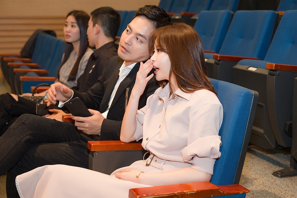 MC Phan Anh thân thiết cùng Hoa hậu Thế giới Hàn Quốc Kim Ha-eun - 5 Hoa hậu Hàn Quốc ngồi bên cạnh MC Phan Anh và thân thiết trao đổi thông tin chương trình cùng nam MC.