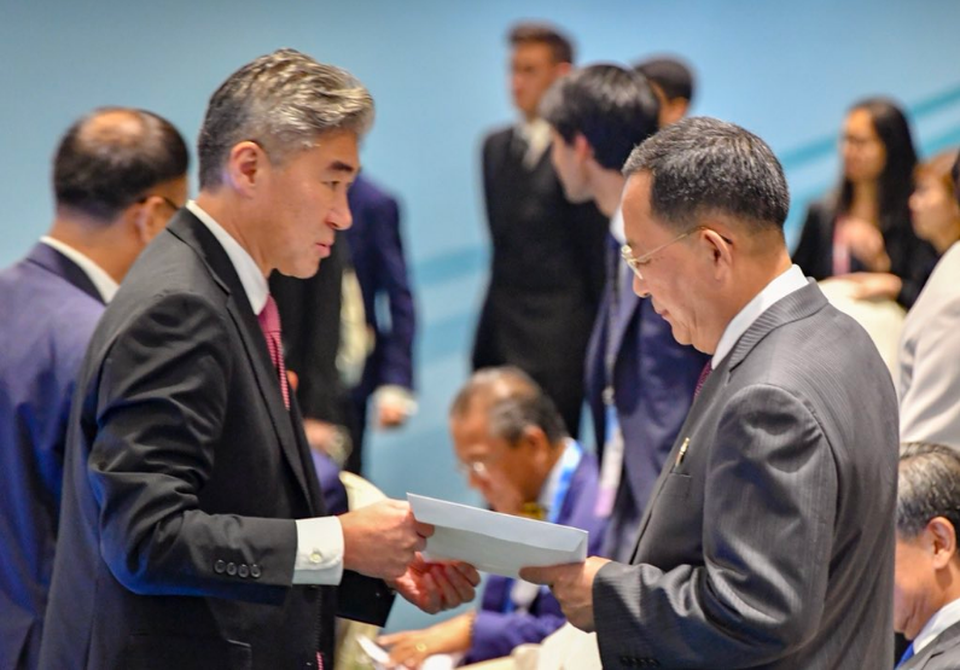 Tổng thống Trump gửi thư cho ông Kim Jong-un - 1 Đại sứ Sung Kim (trái) trao thư của Tổng thống Trump cho Ngoại trưởng Ri Yong-ho. (Ảnh: Mike Pompeo Twitter)