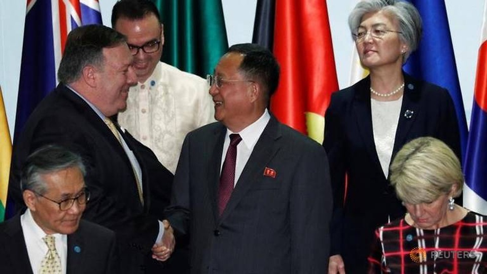 Tổng thống Trump gửi thư cho ông Kim Jong-un - 2 Ngoại trưởng Pompeo (trái) bắt tay Ngoại trưởng Triều Tiên tại Singapore hôm 4/8. (Ảnh: Reuters)