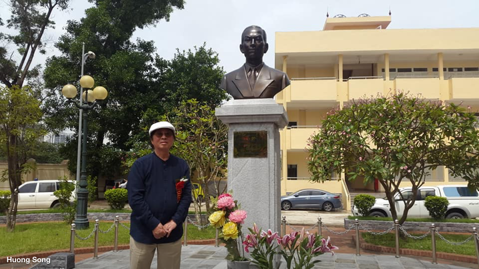 Lễ công bố quyết định thành lập Trường Cao đẳng Y tế Đặng Văn Ngữ - 2
NSND Đặng Nhật Minh (con trai cả của GS. Đặng Văn Ngữ) chụp ảnh trước tượng cố GS. Đặng Văn Ngữ trong khuôn viên trường.
