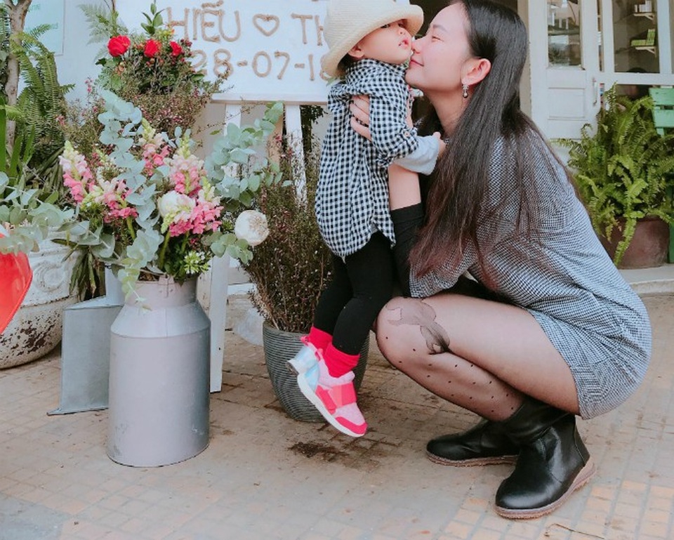 Cát Phượng phản ứng khi chuyện tình "lệch tuổi" vẫn nhận “gạch đá” - 10 Người mẫu Phan Như Thảo âu yếm con gái cưng tại Đà Lạt. Cô đang có cuộc sống hạnh phúc bên chồng đại gia Đức An khi những ồn ào xung quanh cuộc hôn nhân của Đức An và vợ trước vẫn chưa kết thúc.