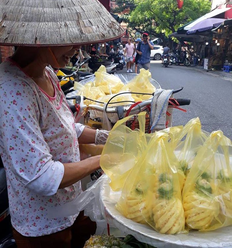 Là người bán hàng rong lâu năm ở khu vực phố cổ, chị Hoa (quê Hải Dương) cũng khá bức xúc về những người buôn bán chộp giật.
