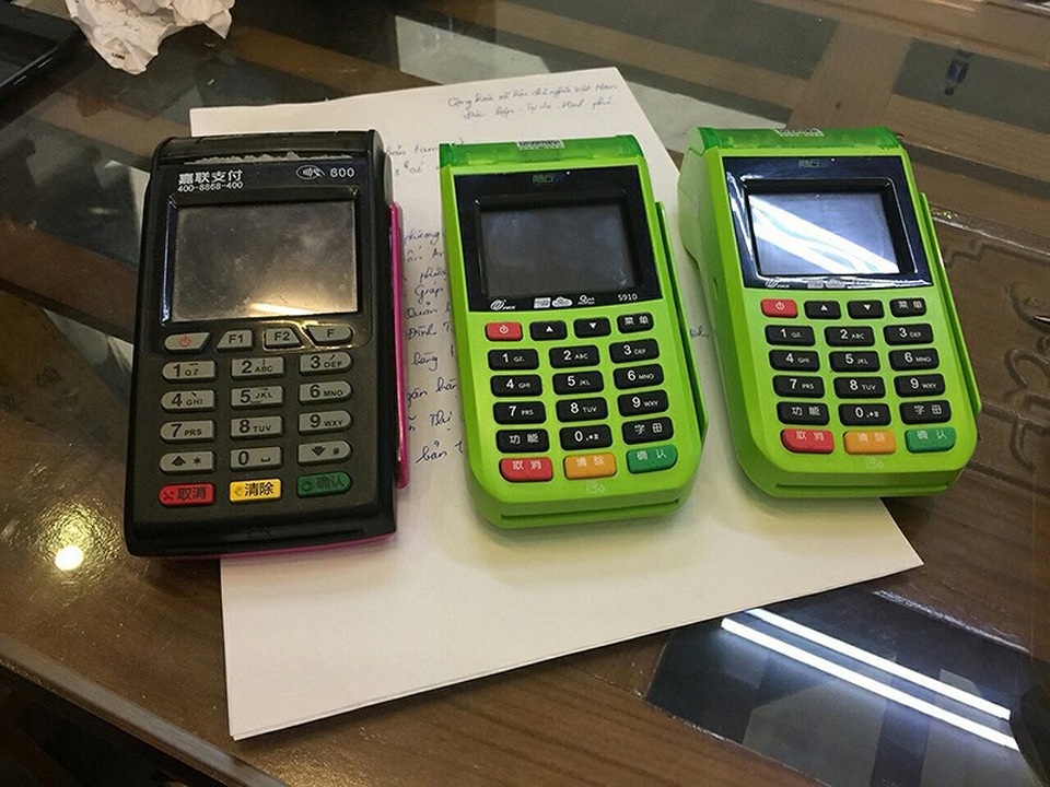 Mua hàng ở Việt Nam nhưng trả tiền cho... Trung Quốc! - 2 Ba chiếc máy POS trái phép bị thu giữ tại Quảng Ninh. Ảnh: TL