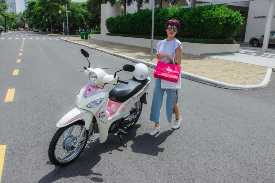 Để giúp học sinh lái xe an toàn - 2
Angela 50 có màu sắc trẻ trung, thiết kế bắt mắt