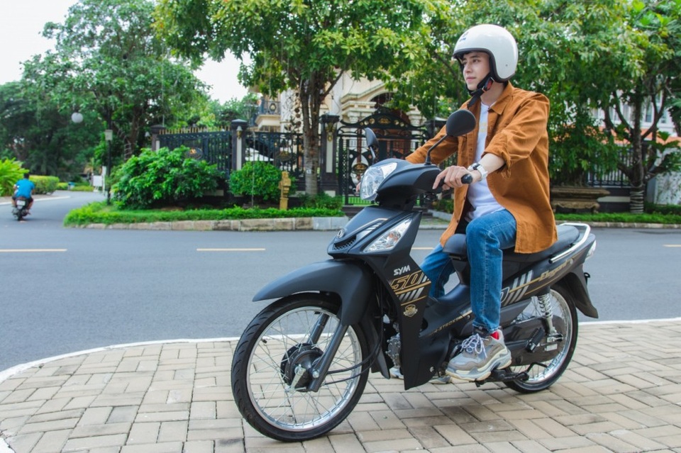 Để giúp học sinh lái xe an toàn - 4
Elite 50 có cốp rộng, sàn để chân thoải mái