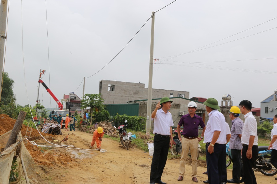 Phú Thọ hoàn thành việc sửa chữa và khắc phục sự cố về điện do hoàn lưu bão số 3 - 4
Lãnh đạo Tổng công ty Truyền tải điện Miền Bắc trực tiếp xuống địa phương chỉ đạo việc khắc phục hậu quả hoàn lưu bão số 3 tại Phú Thọ