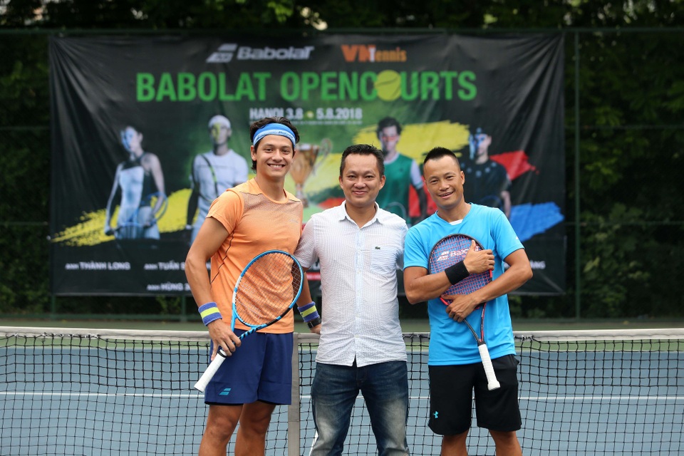 Giải quần vợt phong trào thu hút lượng người tham dự đông đảo - 1 Tuyển thủ quần vợt nam Việt Nam, Artem Vũ (trái) giao lưu với các VĐV tham gia giải