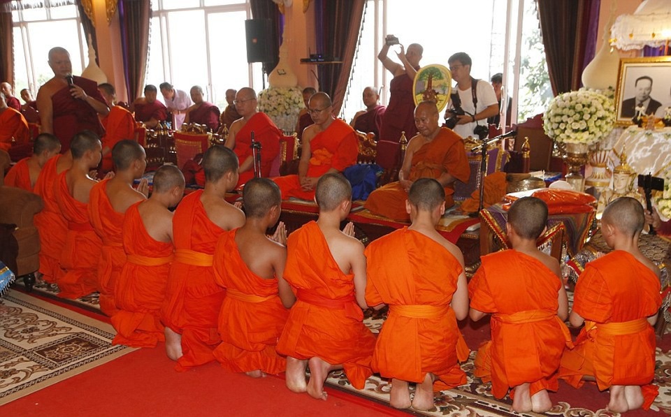 Đội bóng Thái Lan về nhà sau 9 ngày đi tu tưởng nhớ thợ lặn thiệt mạng - 1
Khoảng 300 người hôm nay đã có mặt tại chùa Wat Phra That Doi Tung tại huyện Mae Sai, tỉnh Chiang Rai để chứng kiến lễ hoàn tục của 11 cầu thủ của đội bóng nhí Lợn Rừng. (Ảnh: AFP)