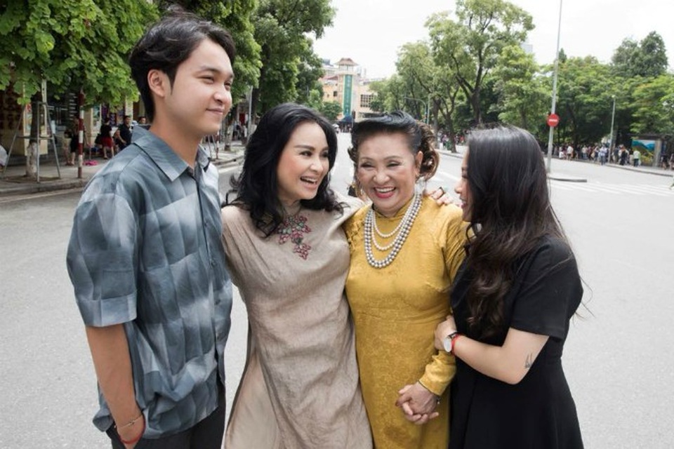 Cát Phượng phản ứng khi chuyện tình "lệch tuổi" vẫn nhận “gạch đá” - 13 Nghệ sĩ Thanh Hương cùng con gái là ca sĩ Thanh Lam và hai cháu ngoại cười rạng rỡ trong bức ảnh chụp ở Hồ Gươm.