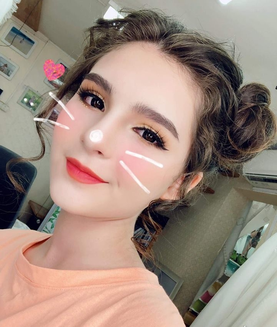 Vẻ đẹp tựa búp bê của cô bé lai Việt - Nga 13 tuổi có chiều cao... 1m70 - 8 Môn học được Ngọc Hằng yêu thích nhất là môn Ngữ Văn bởi với Hằng “Văn cho chúng ta nhiều kiến thức bổ ích, Văn như một người bạn, Văn giúp ta lịch sự trong cách ăn nói và đi đứng”. Tuy bước chân vào nghề mẫu ảnh tình cờ và mới đây nhưng Ngọc Hằng cho biết em thực sự muốn theo đuổi công việc này và ước mơ của em là trở thành một người mẫu ảnh chuyên nghiệp.