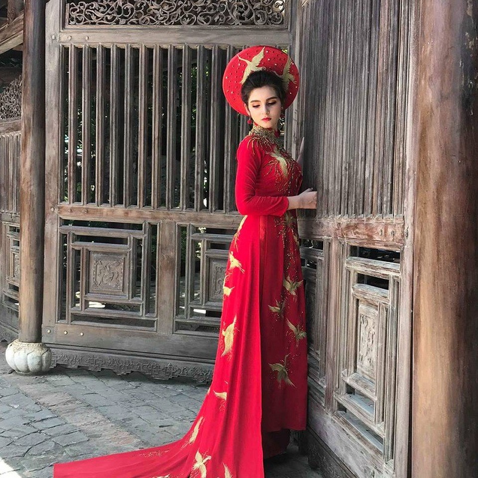 Vẻ đẹp tựa búp bê của cô bé lai Việt - Nga 13 tuổi có chiều cao... 1m70 - 7 Giống như rất nhiều bạn trẻ khác, Hằng thích trà sữa, thích hát, biết bơi. Đặc biệt, Hằng từng giành huy chương vàng và huy chương bạc môn khiêu vũ thể thao các CLB tại tỉnh Quảng Ninh mở rộng năm 2015.
