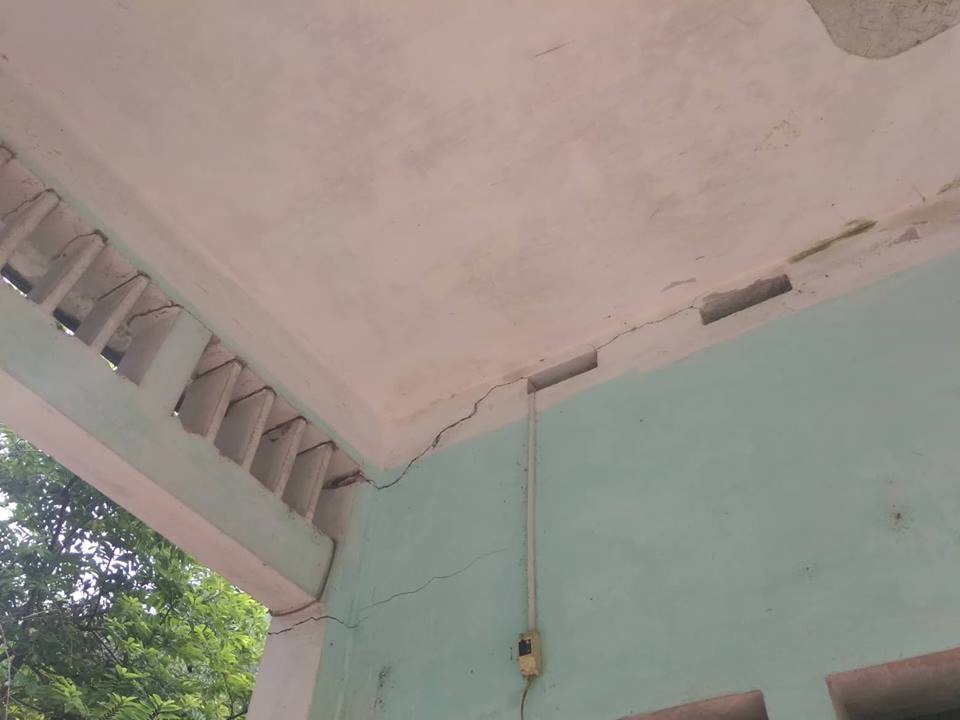 Tường nhà ông Thủy nứt chằng chịt