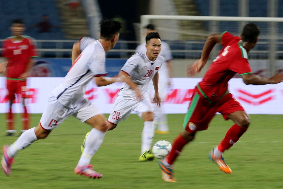 Olympic Việt Nam 1-0 Olympic Oman: Văn Hậu lập siêu phẩm - 7
Các cầu thủ Olympic Việt Nam cầm bóng nhiều hơn nhưng chưa mang lại hiệu quả - Ảnh: Gia Hưng