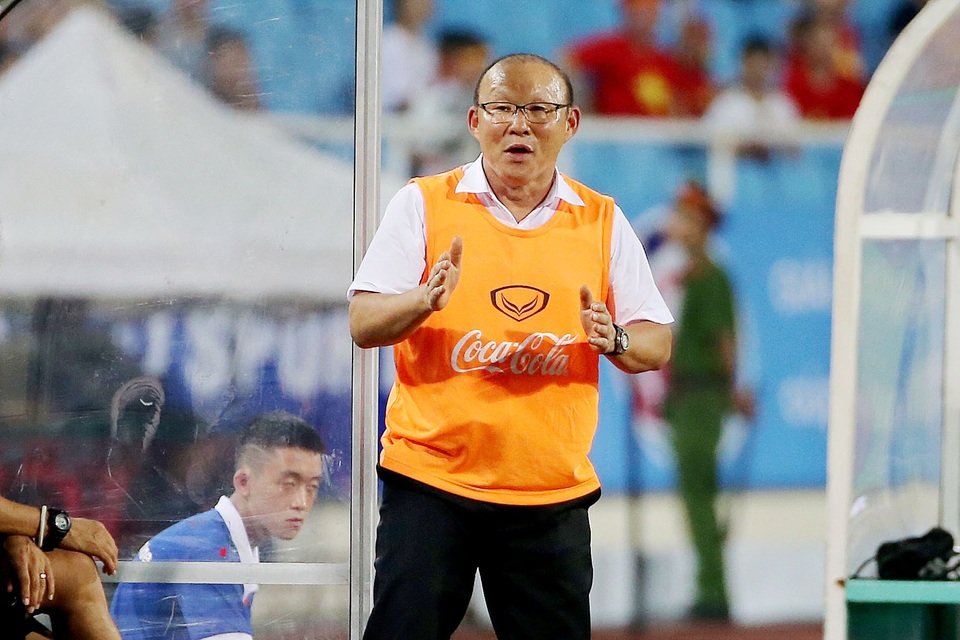 Olympic Việt Nam 1-0 Olympic Oman: Văn Hậu lập siêu phẩm - 4
HLV Park Hang Seo liên tục chỉ đạo các học trò ở trận đấu này - Ảnh: Gia Hưng