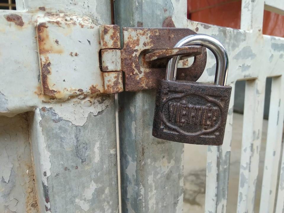 Cửa đóng then cài