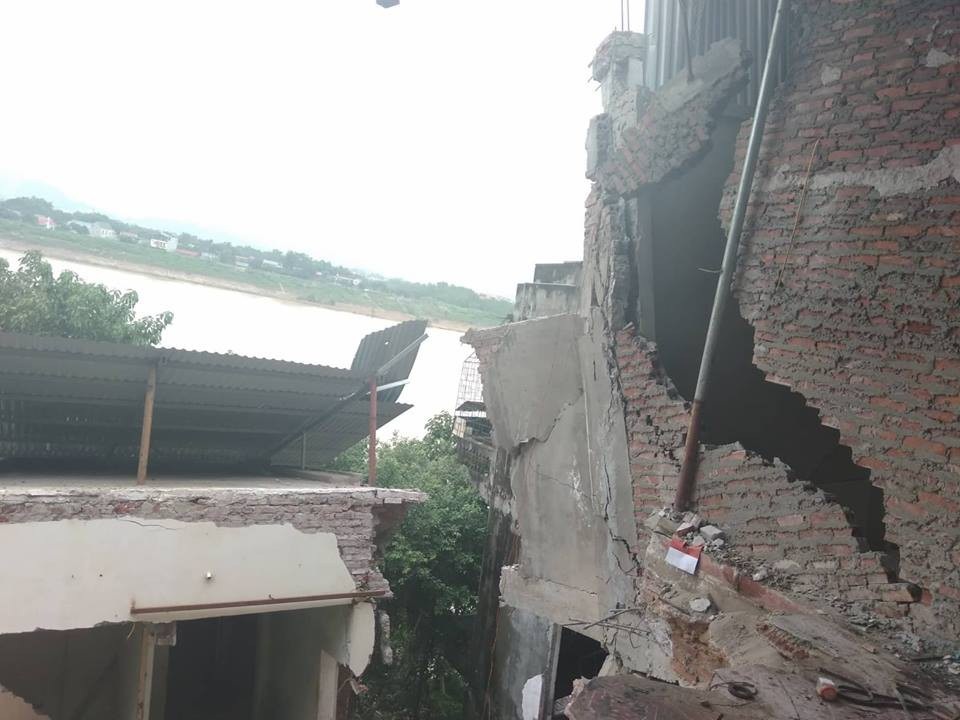 Cận cảnh những ngôi nhà bị "hà bá" sông Đà nuốt chửng - 1