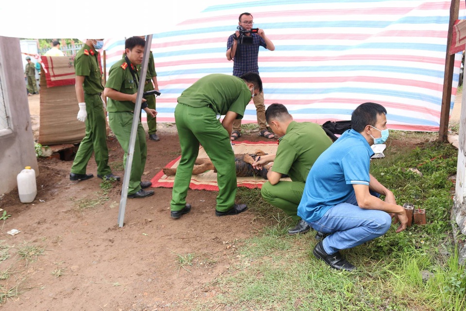 Phát hiện 2 thanh niên tử vong bất thường trên đường - 2
Cơ quan chức năng tiến hành công tác khám nghiệm
