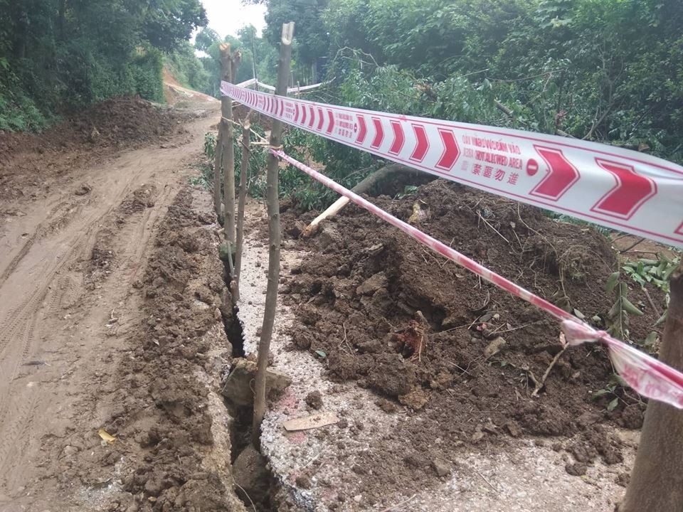 Sạt lở ở Hòa Bình: Lo cho người sống đã khó, còn lo cả người "cõi âm" - 5 Tỉnh lộ 445 bị cắt làm đôi bởi vết nứt lớn.