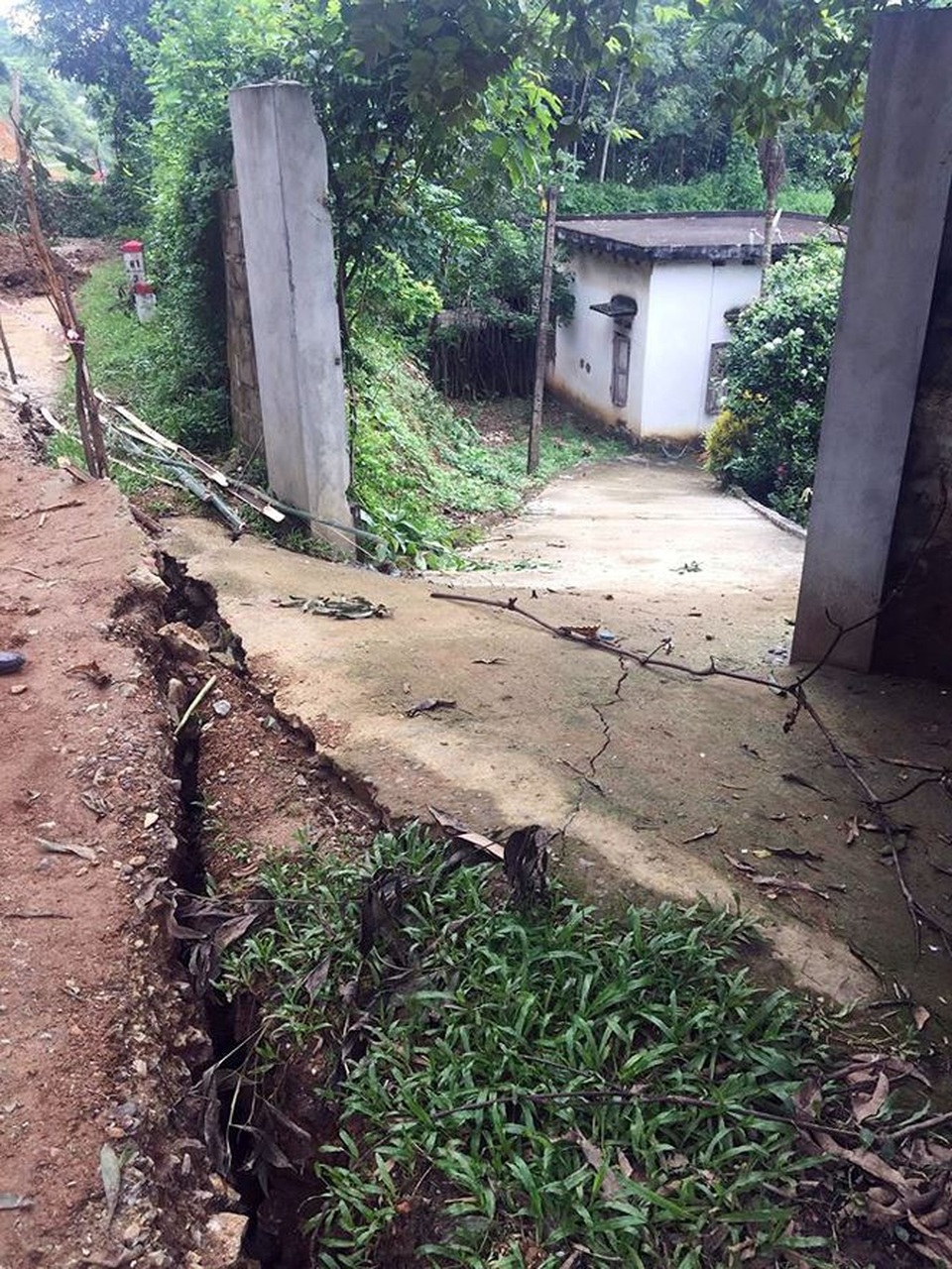 Cổng vào của ngôi nhà bị chia cắt bởi vết nứt lớn.