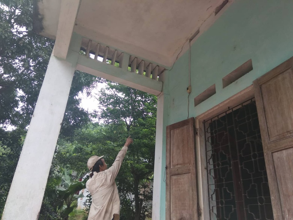 Sạt lở ở Hòa Bình: Lo cho người sống đã khó, còn lo cả người "cõi âm" - 2 Gia đình anh Nguyễn Xuân Thủy, một trong những nhà bị nứt lún nặng nhất xóm đang chỉ những vết nứt chằng chịt trên tường.